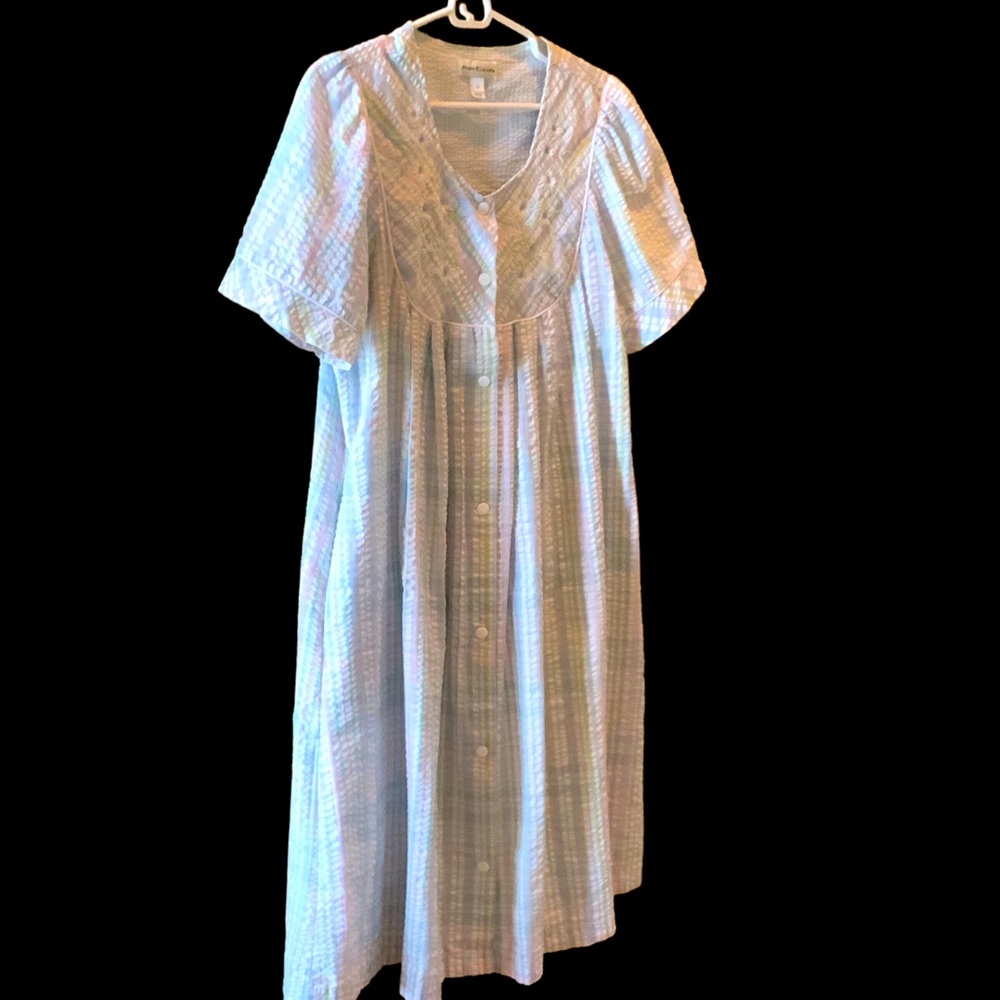 Miss Elaine Robe Duster Blue Pink White Seersucker Short Sleeves Size Medium
